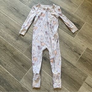 Posh Peanut Gatsby Convertible
Footie Romper Bamboo Dog Print
12-18 Months